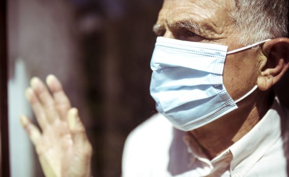 El exceso de información podría influir en la salud de los adultos mayores