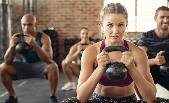 ¿Con pesas o máquinas? Estudio compara los efectos del entrenamiento para la masa muscular