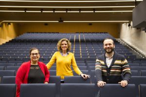 La Dra. Maria Araceli Alonso Campo, la Directora de la Cátedra de Cultura Emprendedora y Empleabilidad de UNEATLANTICO, Inna Alexeeva, y el Dr. Manuel Cristóbal Rodríguez Martínez, coordinadores de la IV Liga de Debate