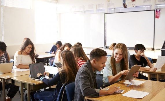 Francia debate la falta de preparación de las escuelas para tratar la diversidad de género