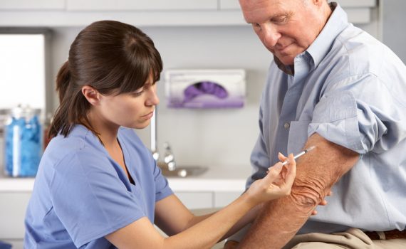 La exclusión de los adultos mayores en los ensayos clínicos contra la COVID-19