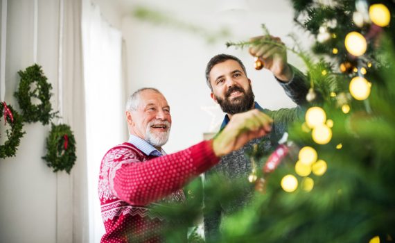Medidas de seguridad en reuniones navideñas con adultos mayores