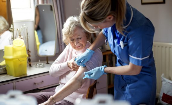 Adultos mayores comienzan a vacunarse contra la Covid-19