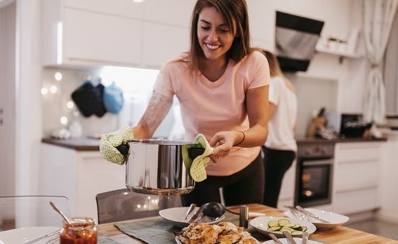 Una cena tardía, justo antes de acostarse, puede afectar a la salud