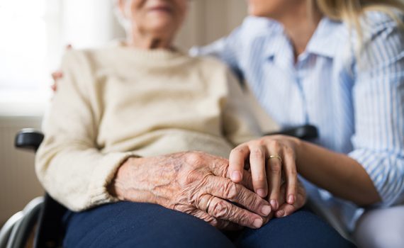 Crece el número de adultos mayores afectados por crisis humanitarias