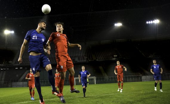 Los remates de cabeza en el fútbol podrían alterar el cerebro