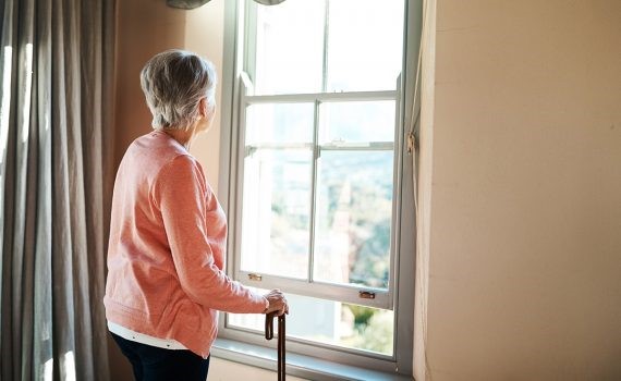 En España, los ciudadanos se manifiestan contra la precariedad de las residencias geriátricas