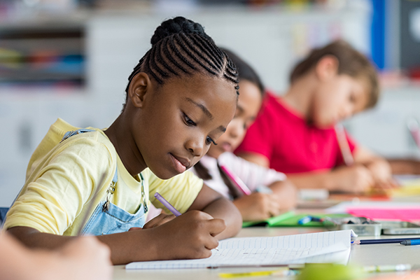Unos niños estudiando en su salón de clases. Unos niños estudiando en su salón de clases.