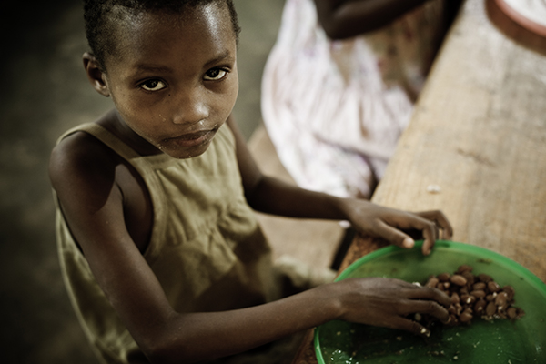 Una niña africana comiendo en un orfanato. Una niña africana comiendo en un orfanato.