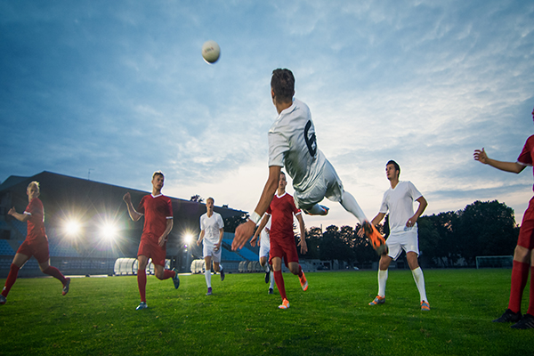 Un partido de fútbol en un campo profesional. Un partido de fútbol en un campo profesional.