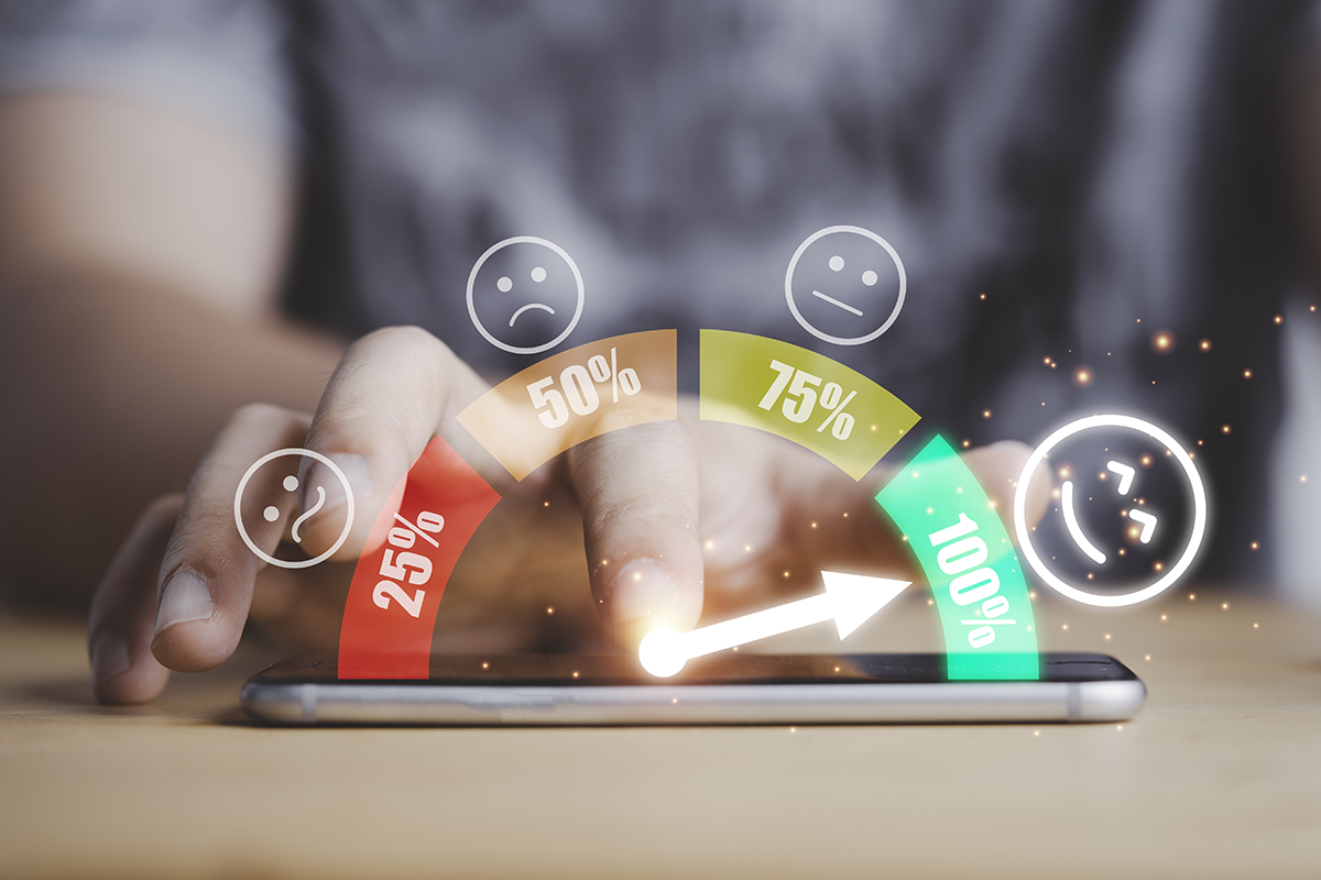 Un mano hace click sobre una pantalla de teléfono para evaluar su nivel de satisfacción por un servicio prestado.