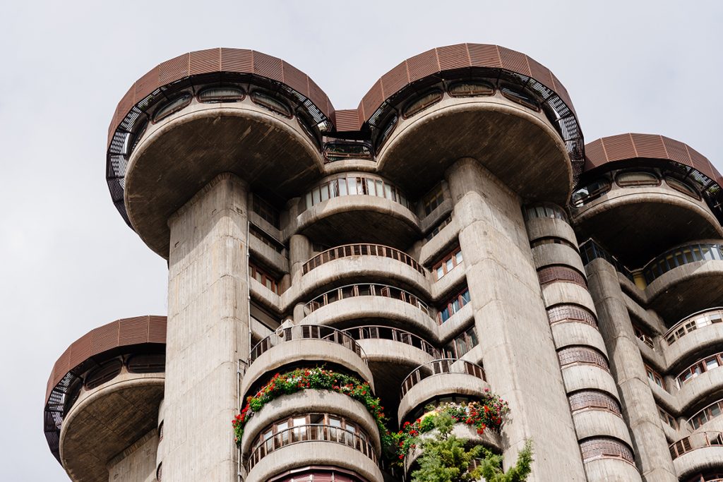 Fotografía en plano contrapicado de las torres de las Torres Blancas en Madrid. Un ejemplo de brutalismo arquitectónico.