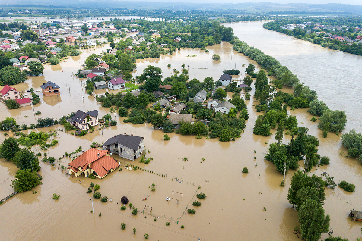 Vista aérea de casas inundadas con agua sucia del río Dnister en la ciudad de Halych, Ucrania occidental.