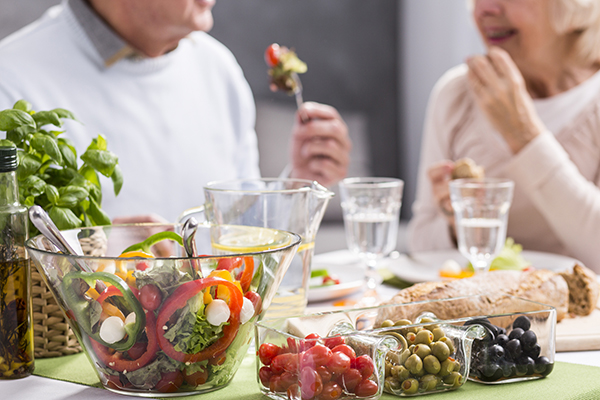 Dos adultos mayores consumiendo frutas y verduras. Dos adultos mayores consumiendo frutas y verduras.