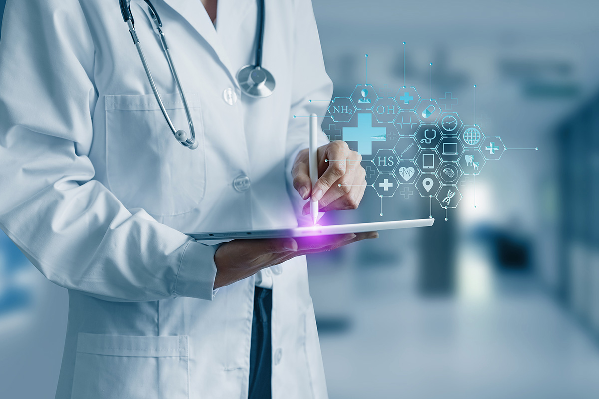 Médico trabajando en tableta digital con interfaz médica y concepto de red y atención sanitaria digital.