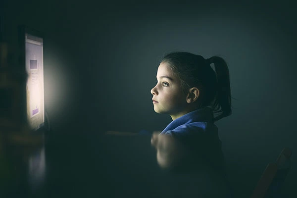 Efectos de las pantallas en niños: contenido y supervisión son clave