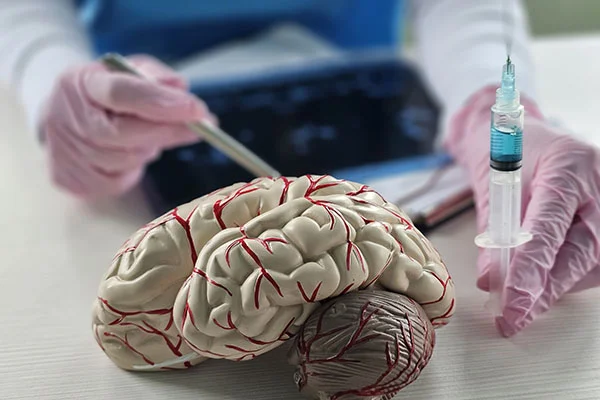 Desarrollo de un sistema de implantes de levodopa y carbidopa para el tratamiento del Parkinson: innovación en la liberación controlada de medicamentos