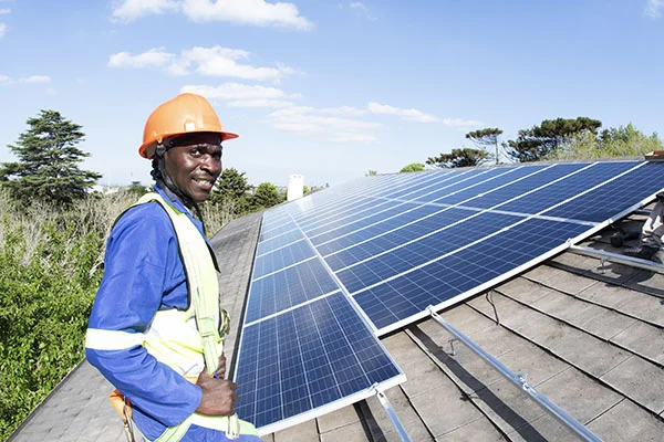 Paneles solares chinos en África: impulso verde con desafíos futuros