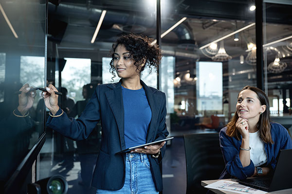 Comunicación serena en liderazgo de proyectos: cómo mantener la calma bajo presión